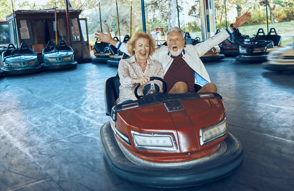 Ouder stel in botsauto die plezier hebben