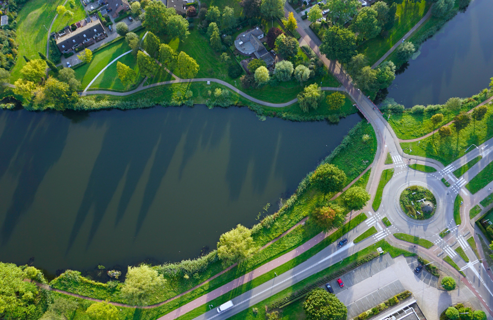 bovenaanzicht infrastructure in nederland met wegen en rotonde