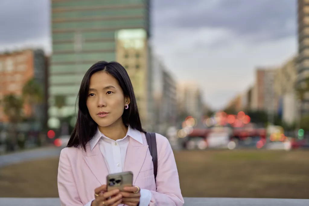 vrouw op telefoon met roze accenten